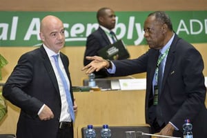 Issa Hayatou en discussion avec le président de la FIFA Gianni Infantino, à l’ouverture de l’assemblée générale de la CAF à Addis-Abeba le 16 mars 2017. © AP/SIPA