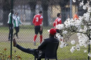 Un demandeur d’asile regarde un match de football, à Milan, le 18 mars 2017. © Antonio Calanni/AP/SIPA