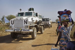 Un convoi des Nations Unies sur une route au Soudan du Sud en décembre 2013. © Ben Curtis/AP/SIPA