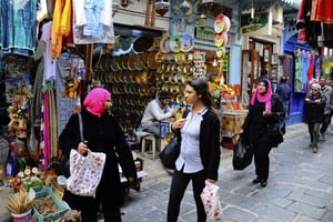 Devant des boutiques de souvenirs à Tunis, le 20 mars 2015. © Salah Ben Mohamed/AP/SIPA