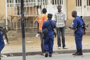La police burundaise arrête un homme à Bujumbura, le 3 février 2016. © STR/AP/SIPA