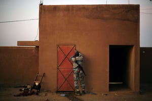 Un soldat malien ferme une cellule dans laquelle des jihadistes sont détenus, à Gao, le 11 février 2013. © Jerome Delay/AP/SIPA