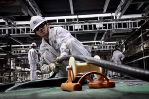 Des ouvriers chinois travaillent à la mise en place d’une plateforme d’exploration sous-marine pour le compte de la China National Offshore Oil Corp en septembre 2014. © Uncredited/AP/SIPA