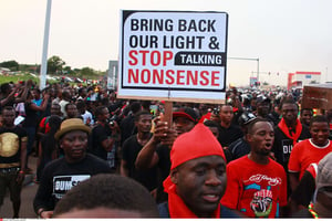 Des Ghanéens protestent contre les coupures d’électricité à Accra, la capitale, le 16 mai 2015. © AP/Sipa