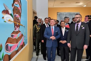 Le roi Mohammed VI en compagnie du roi Abdallah de Jordanie  lors de la visite inaugurale de l’exposition « Rabat, capitale d’Afrique » le jeudi 23 mars 2017. © Musée Mohammed VI d’art contemporain