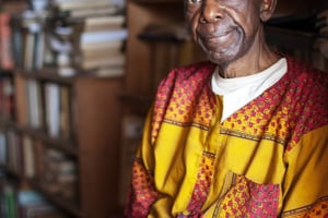 Le professeur et auteur Fabien Eboussi Boulaga, dans sa maison à Mimboman, Yaoundé. © Adrienne Surprenant pour JA