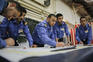 Des gardes-côtes libyens s’entraînent avec les membres italiens de l’opération Sophia, le 24 novembre 2016. © Nicolae Dumitrache/AP/SIPA