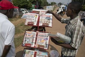 Un présentoir de journaux près de Kampala (Ouganda) en 2016. © Ben Curtis/AP/SIPA