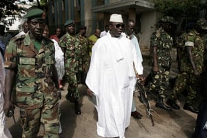 Yahya Jammeh encadré de sa garde rapprochée en 2016. © Rebecca Blackwell/AP/SIPA