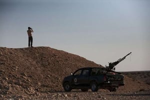 Un milicien scrutant le désert libyen en juillet 2012. © Manu Brabo/AP/SIPA