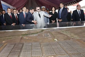 Le roi du Maroc Mohammed VI devant une maquette du projet de centrale thermo-solaire Noor, situé à Ouarzazate, le 1er avril 2017. © Abdeljalil Bounhar/AP/SIPA