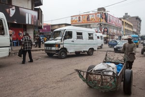 Dans le quartier commerçant de Kinshasa, à proximité de l’avenue du Commerce et du grand marché, en octobre 2014. © Gwenn Dubourthoumieu / Jeune Afrique