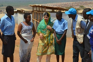 La lauréate du Prix Nobel de la paix Malala Yousafzai visite le camp de réfugiés burundais de Mahama, au Rwanda, le 14 juillet 2016. © Ignatius Ssuuna/AP/SIPA