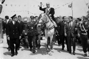 Retour triomphal de Habib Bourguiba, à cheval dans les rues de Tunis, le 1er juin 1955. © Habib Osman/CC/Wikimedia Commons