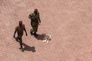 Deux militaires burkinabè, à Ouagadougou en septembre 2015. © Theo Renaut/AP/SIPA