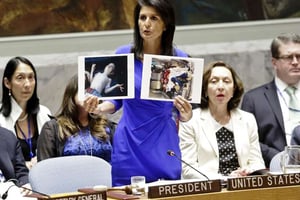 L’ambassadrice américaine à l’ONU, Nikki Haley, montrant des photos de victimes de l’attaque chimique qui a eu lieu dans le nord-ouest de la Syrie, au siège de l’ONU à New York le 5 avril 2017. © Bebeto Matthews/AP/SIPA