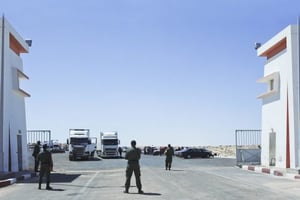Poste-frontière marocain de Guerguerate, donnant accès à la zone tampon entre le royaume et la Mauritanie. © Vincent Fournier/JA