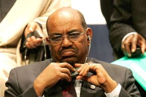 L’ex-président du Soudan, Omar el-Béchir, lors du sommet Afrique-France, à Cannes, le 15 février 2007. © LIONEL CIRONNEAU/AP/SIPA