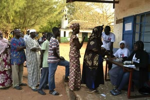 Des Gambiens faisant la queue devant un bureau de vote à Banjul, le 6 avril 2017, pour élire leurs députés. © AP/SIPA