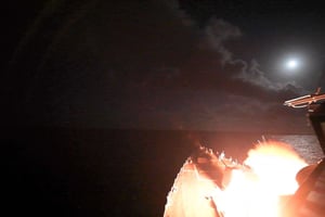 Un navire destroyer de la marine américaine lance un missile tomahawk contre une base militaire du régime Assad en Syrie, le 7 avril 2017. © Ford Williams/AP/SIPA