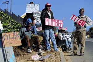 Plombiers, carreleurs ou peintres en bâtiment attendent des opportunités d’emploi aux abords de Johannesburg, en Afrique du Sud. © AP/Sipa
