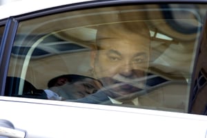 Mohammed VI dans une voiture, à Paris, en mai 2012. © Jacques Brinon/AP/SIPA