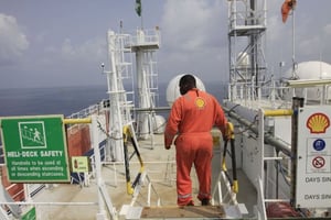 Un employé de Shell, au large du Nigeria, en décembre 2011 (photo d’illustration). © Sunday Alamba/AP/SIPA