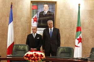 Bernard Cazeneuve accompagné du Premier ministre algérien Abdelmalek Sellal lors de sa visite à Alger, le 6 avril 2017. © Anis Belghoul/AP/SIPA
