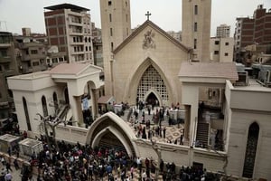 Une foule s’amasse devant l’église Saint George, à Tanta, en Égypte, après un attentat-suicide, le 9 avril 2017. © Nariman El-Mofty/AP/SIPA