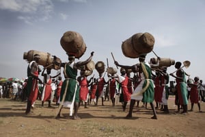 Les tambourinaires dansent avec le tambour sacré du Burundi devant le Président sortant Pierre Nkurunziza, lors de sa dernière journée de campagne électorale le 25 juin 2010. © Martina Bacigalupo pour Jeune Afrique