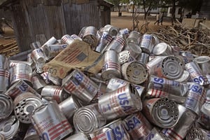 Des boîtes de conserve usagées s’entassent à Dabaad au Kenya le 26 juillet 2011. © Schalk van Zuydam/AP/SIPA