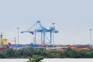Vue du port industriel de Douala. © Renaud Van Der Meeren pour les Éditions du Jaguar