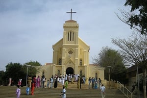 Sortie de la messe un dimanche à Popenguine, au Sénégal, en janvier 2008. © Ji-Elle/CC/Wikimedia commons