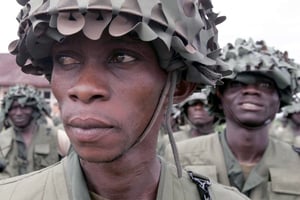 Un soldat congolais à Kinshasa en novembre 2006 durant une cérémonie militaire. © SCHALK VAN ZUYDAM/AP/SIPA