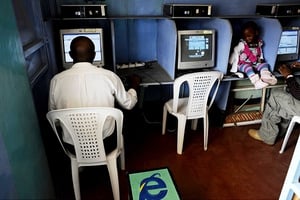 Un cyber-café à Nairobi, au Kenya. © AP/Sipa/Evgeniya Remizova