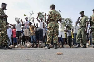 Des manifestants burundais brandissent des branches en signe de paix face à des soldats, à Bujumbura le 27 mais 2015. © Gildas Ngingo/AP/SIPA