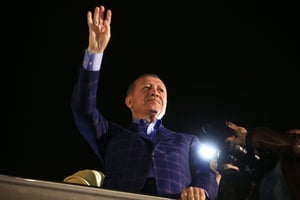 Recep Tayyip Erdogan salue ses supporters, le 16 avril 2017 à Istanbul. © Lefteris Pitarakis/AP/SIPA