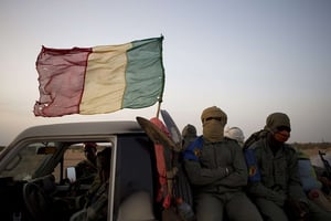 Un convoi de militaires maliens vers Gao en 2013. © Rebecca Blackwell/AP/SIPA