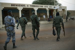 Des militaires maliens assurant la sécurité à Tombouctou en 2013. © Jerome Delay/AP/SIPA