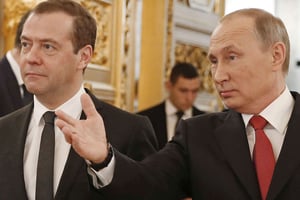 Le Président russe, Vladimir Poutine, et son Premier ministre, Dmitry Medvedev, dans un meeting au Kremlin le 1er décembre 2016. © Dmitry Astakhov/AP/SIPA