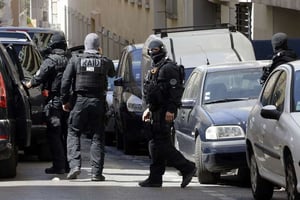 Des membres du Raid dans le 3e arrondissement de Marseille, après avoir déjoué une tentative d’attentat, le 18 avril 2017. © Claude Paris/AP/SIPA