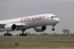 Un Airbus A350 de la compagnie Ethiopian Airlines atterrit sur la piste tout juste refaite de l’aéroport d’Abuja, le 18 avril 2017. © Sunday Aghaeze/AP/SIPA