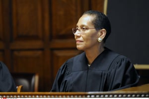 La juge Sheila Abdus-Salaam, durant la cérémonie de prestation de serment, le 20 juin 2013 à la Cour d’appel de New York. © Hans Pennink/AP/SIPA