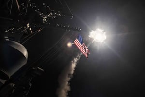 Lancement d’un missile de croisière contre une base aérienne près de Homs, en Syrie,le 6 avril. © U.S. Navy/Cover Images/SIPA