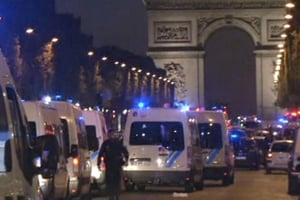 Non loin des lieux de l’attentat à Paris, sur les Champs-Élysées, le 20 avril 2017. © tv/AP/SIPA