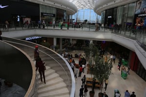 Des centaines de Sud-Africains découvrent les magasins de renommée internationale du centre commercial géant de Midrand le 28 avril 2016. © Denis farrell/AP/SIPA