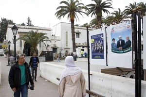 A Alger, en Algérie, le 9 avril 2017, devant des panneaux d’affichage pour les élections législatives algériennes. © Anis Belghoul/AP/SIPA