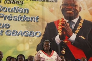 Simone Gbagbo devant une affiche représentant Laurent Gbagbo, le 15 janvier 2011. © Rebecca Blackwell/AP/SIPA