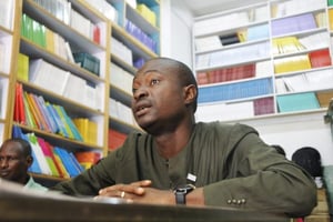 Sansy Kaba Diakité, dans sa librairie. © Hugo Hosegourd et Faustine Sappa pour ja
