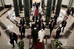 Le pape en visite au Caire, en Egypte, avant sa participation à une conférence organisée par l’institution sunnite Al-Azhar, vendredi 28 avril 2017. © Nariman El-Mofty/AP/SIPA